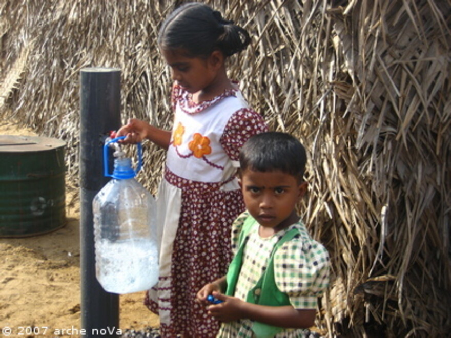 Sri Lanka: Kinder am Einspülbrunnnen
