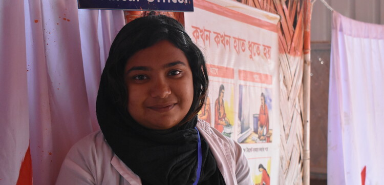 Eine Ärztin in einer Krankenstation im Flüchtlingscamp Cox's Bazar in Bangladesch Eine Ärztin in einer Krankenstation im Flüchtlingscamp Cox's Bazar in Bangladesch