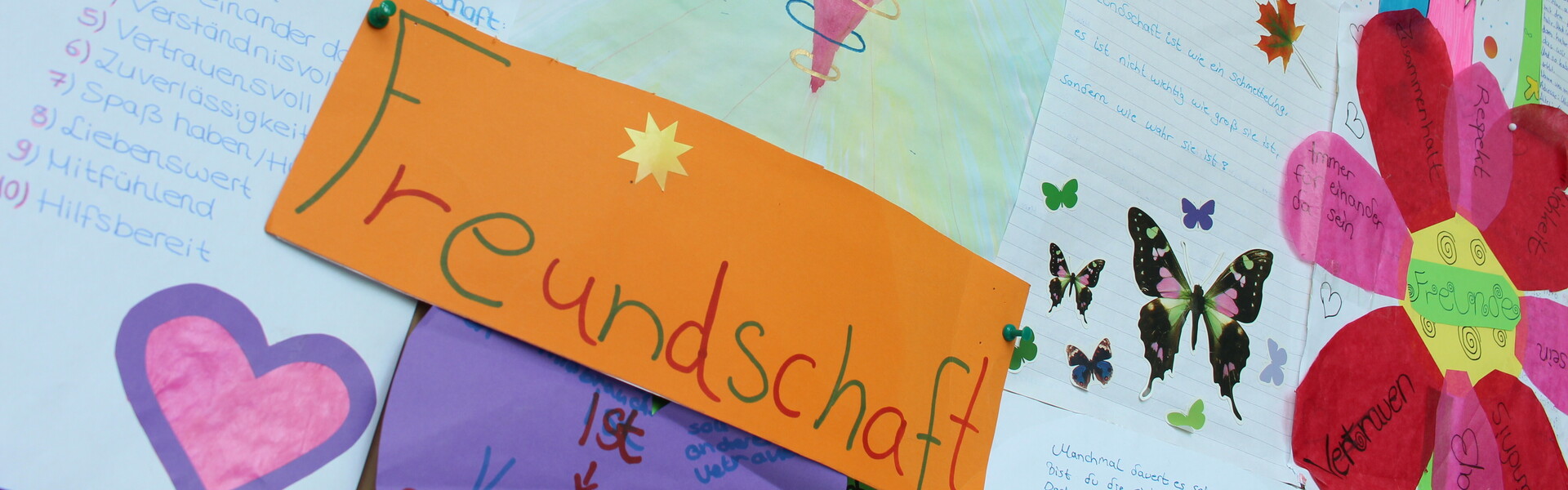 Freundschaft kennt keine Grenzen. Die Kinder der fünften Klasse der Inklusiven Gesamtschule Bonns zeigen mit vielen Bildern, wie vielfältig das Thema Freundschaft ist.