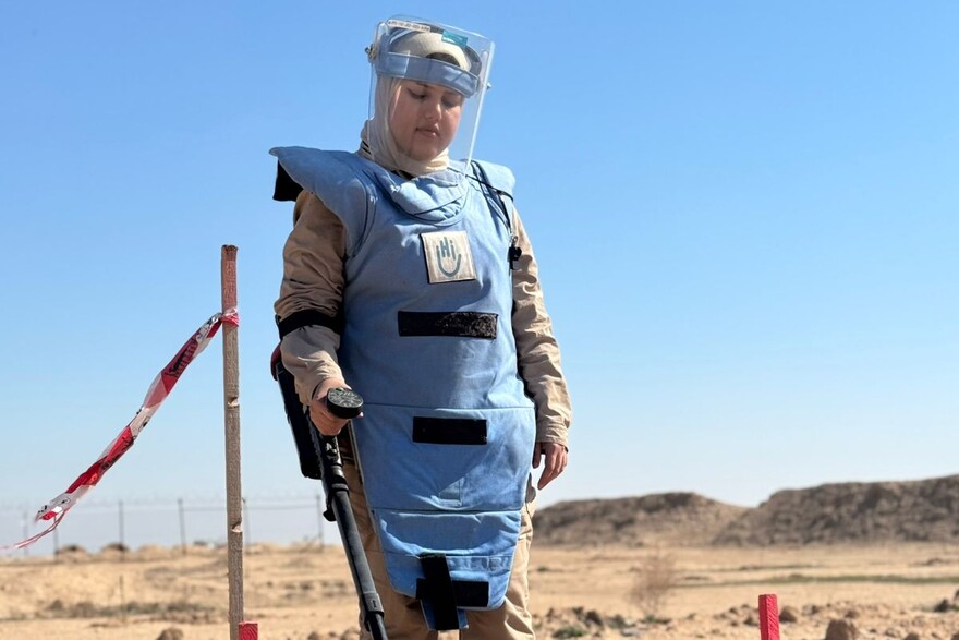 Eine Helferin bei einer Minenräumung im Irak