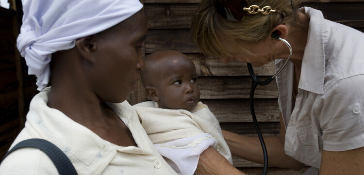 Ärztin mit Frau und Kind in Simbabwe Ärztin mit Frau und Kind in Simbabwe