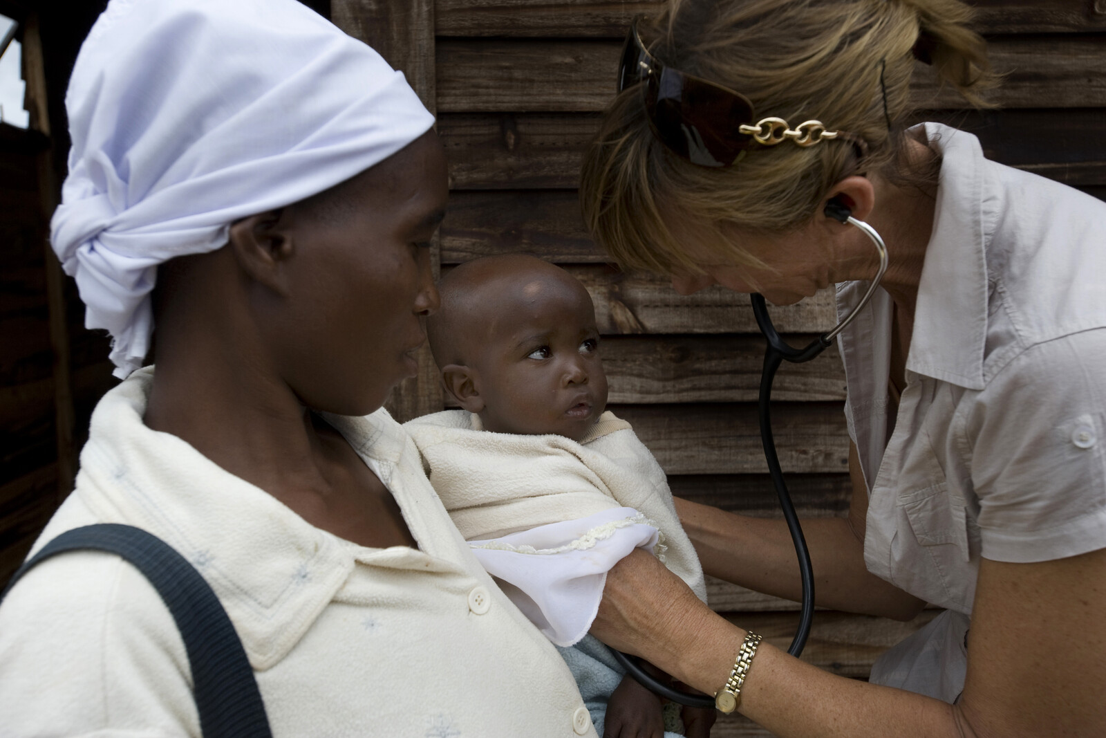 Ärztin mit Frau und Kind in Simbabwe