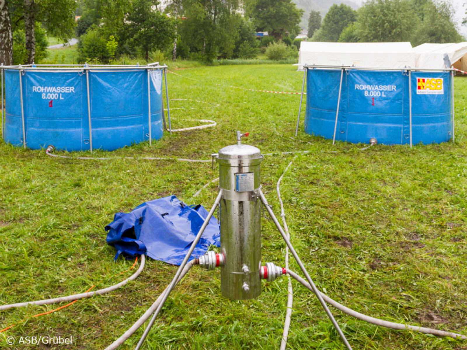 Wasser aus dem Bachlauf der Trubach wurde in zwei Becken gefiltert.