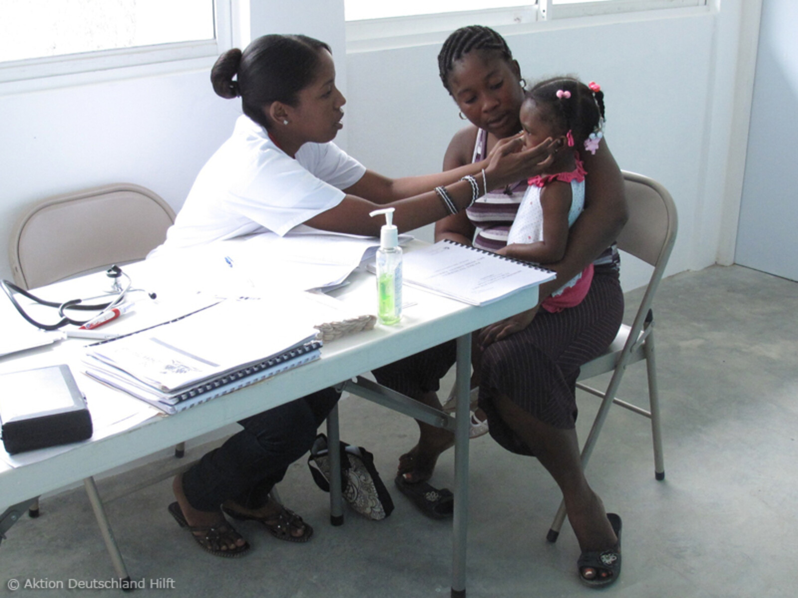 Untersuchung eines Kindes im JUH-Gesundheitszentrum in Haiti