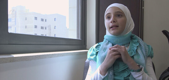 Eine Frau sitzt in einem Raum in Basmala zum Interview.