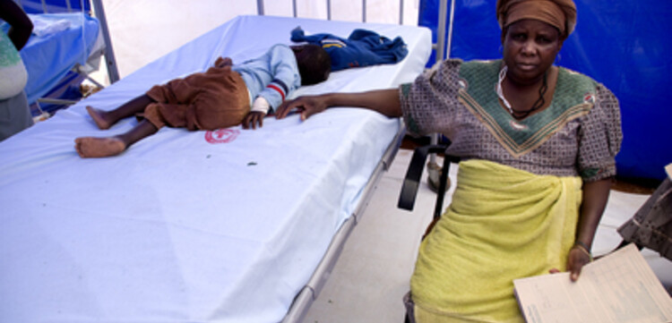 Cholera Simbabwe: Mutter am Bett ihres Kindes