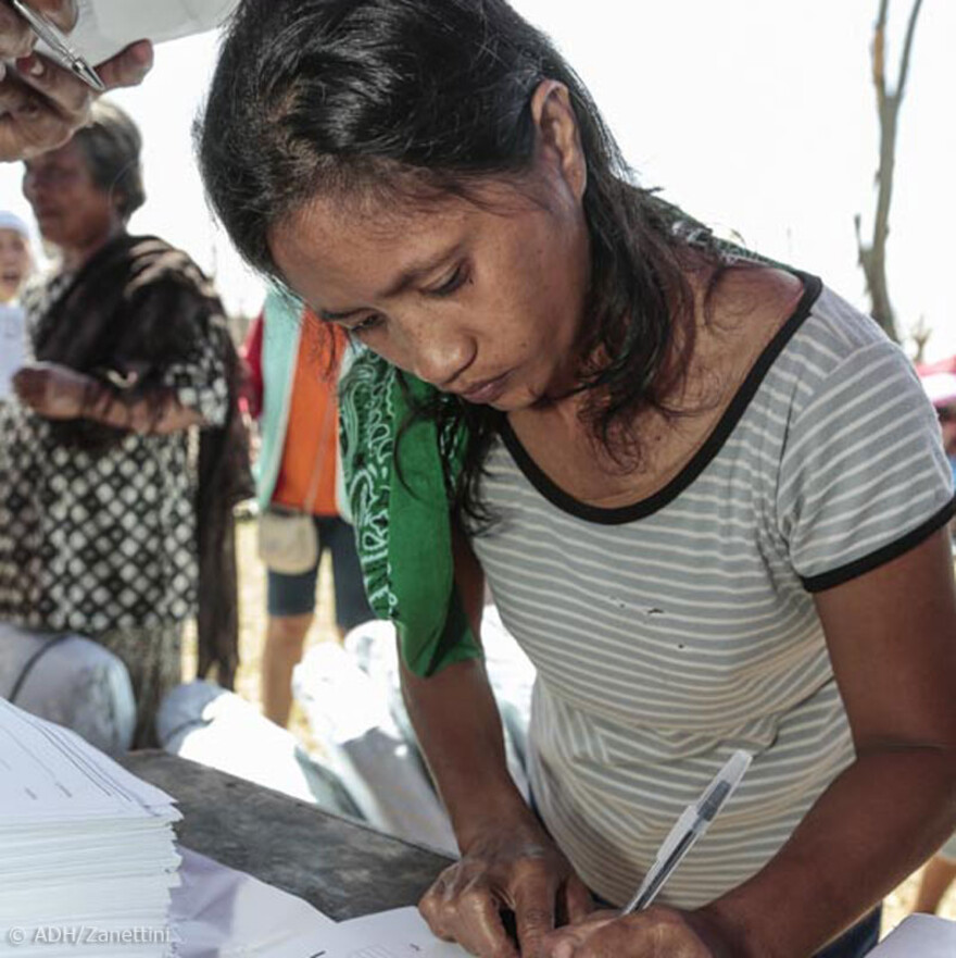 Um einen reibungslosen Ablauf der Verteilungen zu gewährleisten, tragen sich die Menschen an einer Registrierstelle zunächst in Listen ein