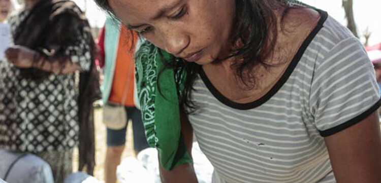 Um einen reibungslosen Ablauf der Verteilungen zu gewährleisten, tragen sich die Menschen an einer Registrierstelle zunächst in Listen ein