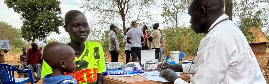 Eine Frau und ihr Kind nutzen im Südsudan die medizinische Hilfe der Johanniter