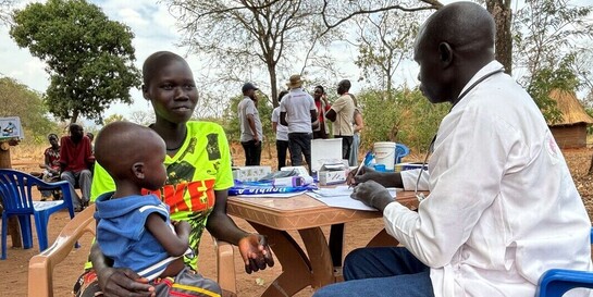 Eine Frau und ihr Kind nutzen im Südsudan die medizinische Hilfe der Johanniter