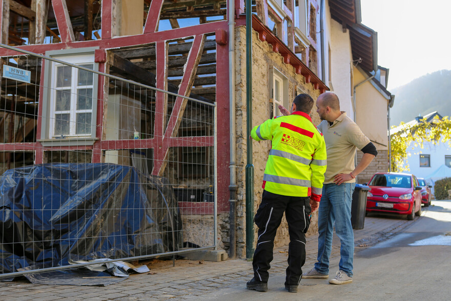 Helfer vom Bündnis Aktion Deutschland Hilft im Hochwassergebiet Helfer vom Bündnis Aktion Deutschland Hilft im Hochwassergebiet