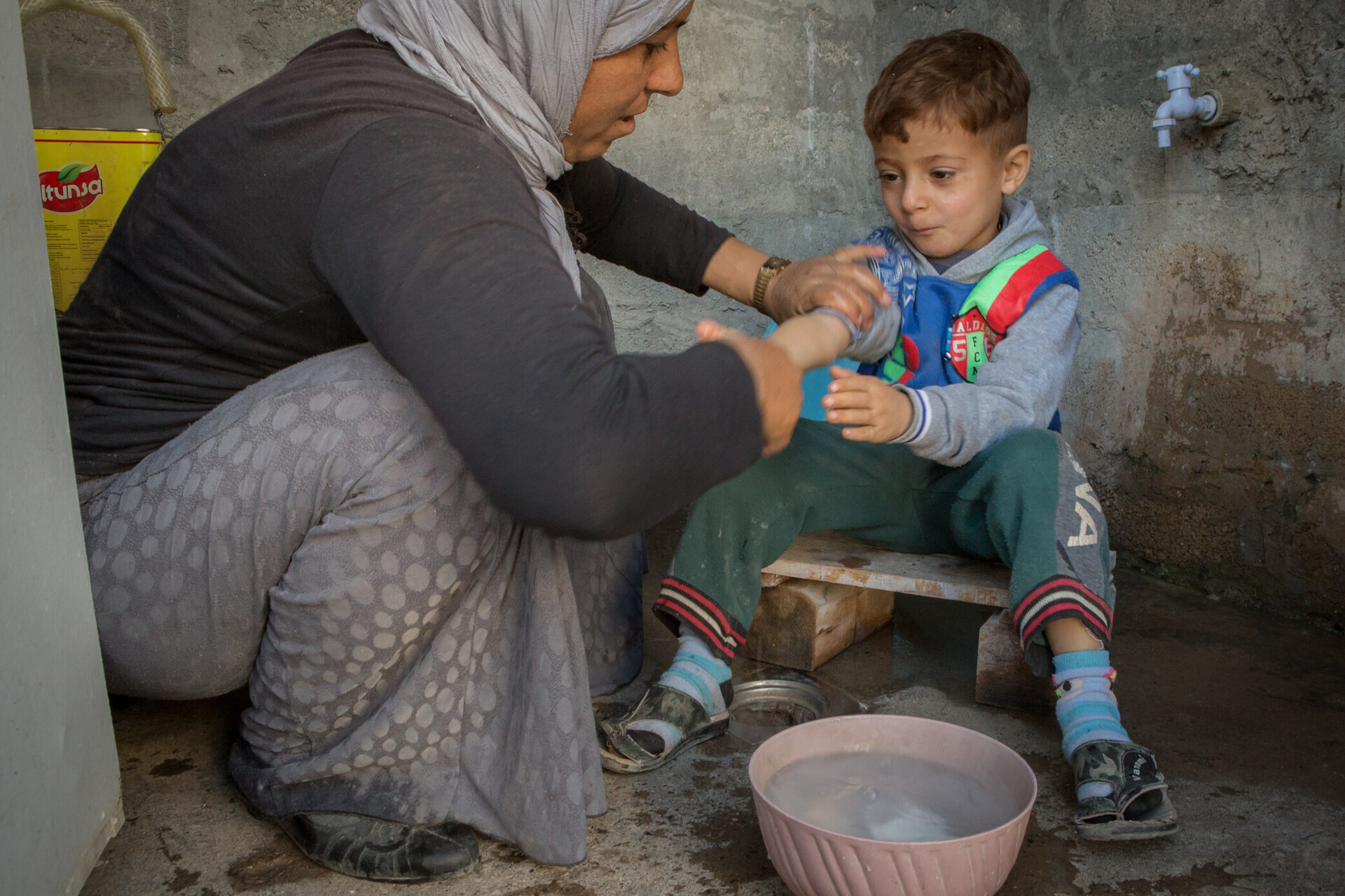 Fatima ist mit ihrem fünfjährigen Sohn aus dem Irak geflüchtet - nun sind sie in Sicherheit Fatima ist mit ihrem fünfjährigen Sohn aus dem Irak geflüchtet - nun sind sie in Sicherheit