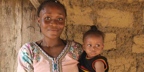 Eine Mutter aus Sierra Leone hält ihre kleine Tochter auf dem Arm