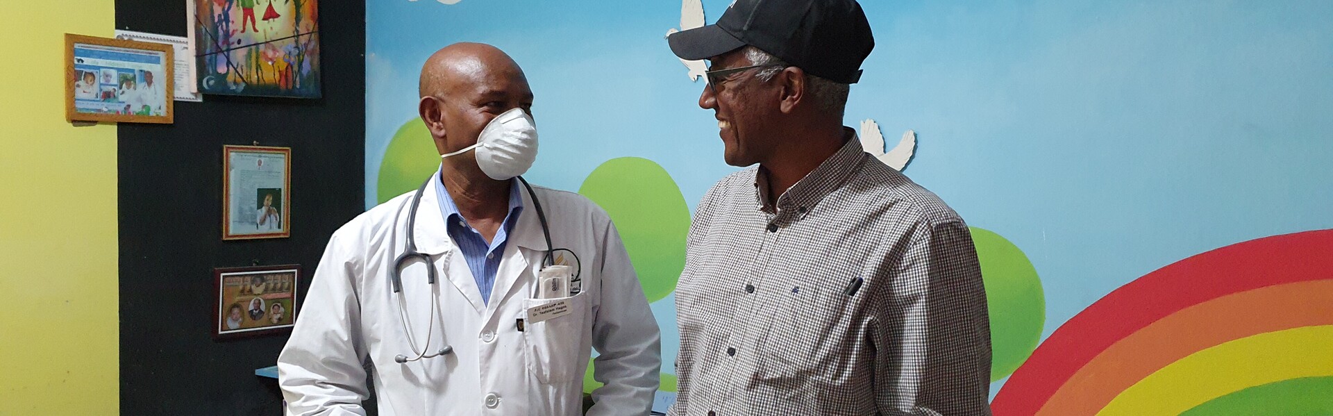 Arzt und Helfer in einer Klinik in Tigray, Äthiopien