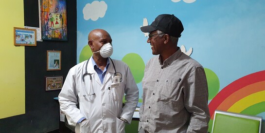 Arzt und Helfer in einer Klinik in Tigray, Äthiopien