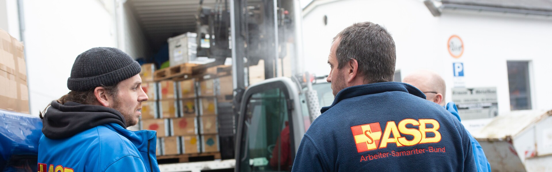Mitarbeiter des ASB bereiten die Hilfslieferung in die Erdbebenregion vor