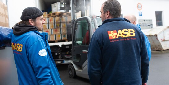 Mitarbeiter des ASB bereiten die Hilfslieferung in die Erdbebenregion vor