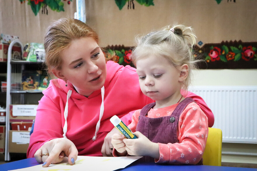 Mutter und Tochter in einem Projekt von World Vision in der Ukraine