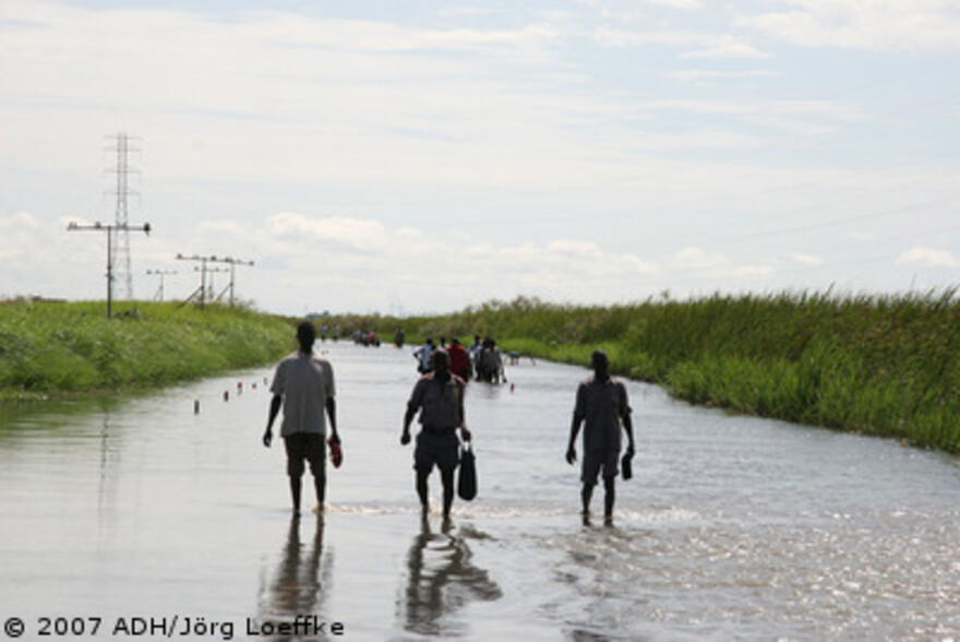 Flut Afrika: Menschen im Hochwassergebiet