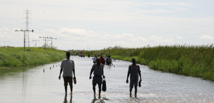Flut Afrika: Menschen im Hochwassergebiet