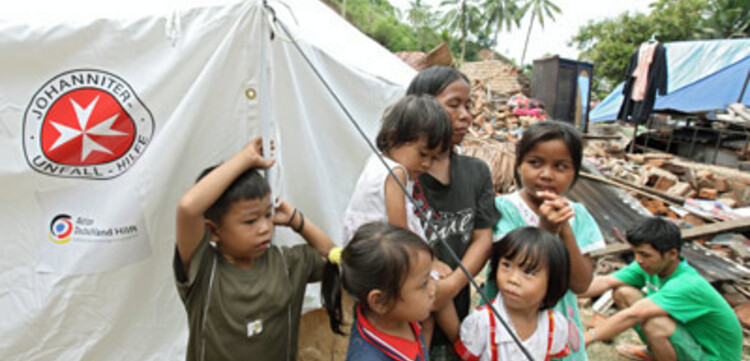 Katastrophen Südostasien: Kinder vor einem Zelt der Malteser