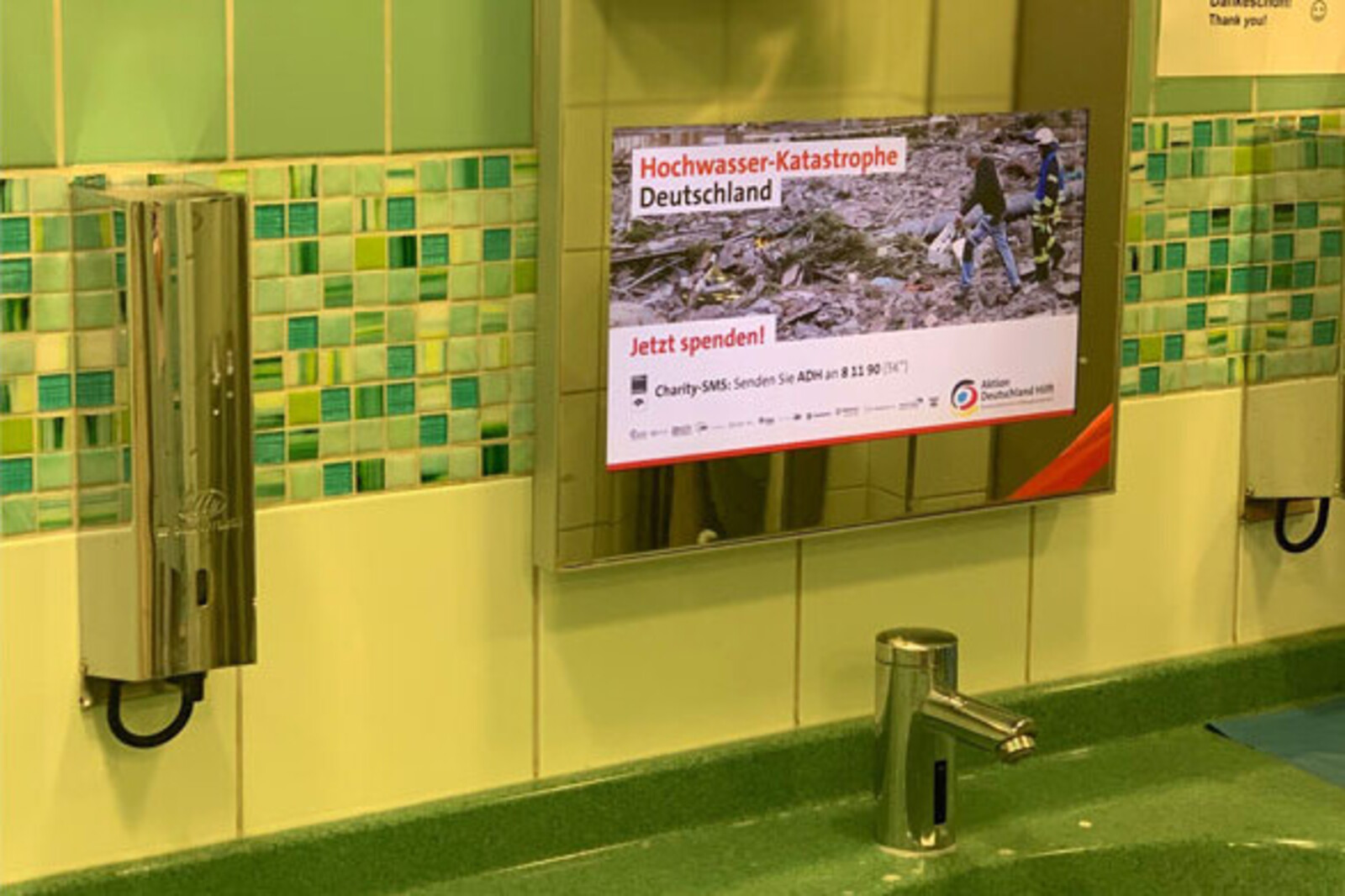 Cittadino sponsored Werbescreens in Raststätten-Toiletten für Aktion Deutschland Hilft