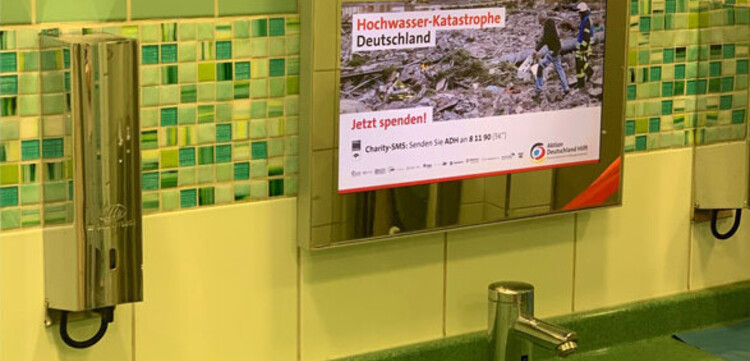 Cittadino sponsored Werbescreens in Raststätten-Toiletten für Aktion Deutschland Hilft