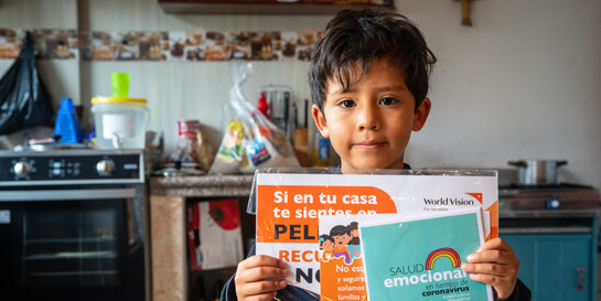 Patenkind Nicolas aus Equador mit Aufklärungsmaterial zu Corona