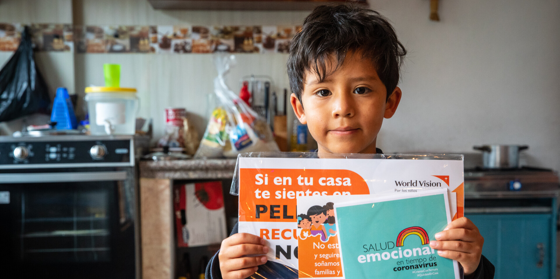 Patenkind Nicolas aus Equador mit Aufklärungsmaterial zu Corona Patenkind Nicolas aus Equador mit Aufklärungsmaterial zu Corona
