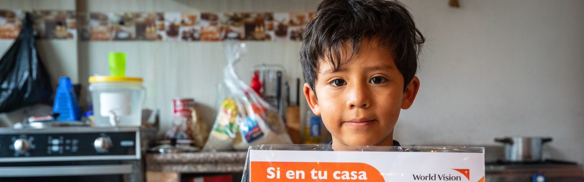 Patenkind Nicolas aus Equador mit Aufklärungsmaterial zu Corona