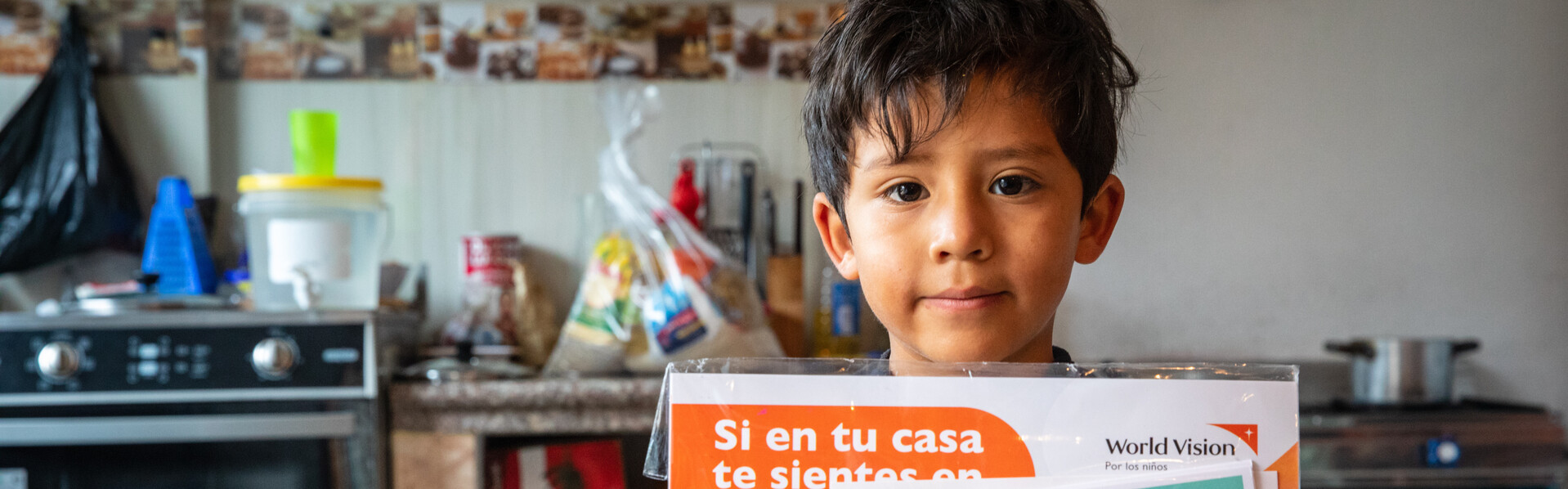 Patenkind Nicolas aus Equador mit Aufklärungsmaterial zu Corona