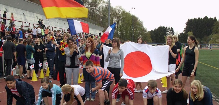 Viele Kinder laufen mit bei einem Spendenmarathon.