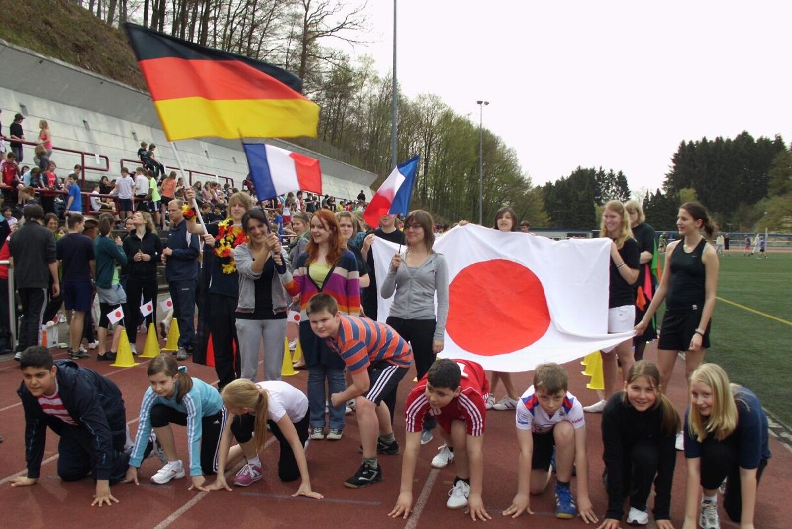 Viele Kinder laufen mit bei einem Spendenmarathon.