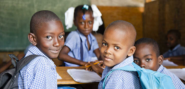 Nach dem Erdbeben in Haiti können die ersten Kinder wieder zur Schule gehen und freuen sich. Nach dem Erdbeben in Haiti können die ersten Kinder wieder zur Schule gehen und freuen sich.