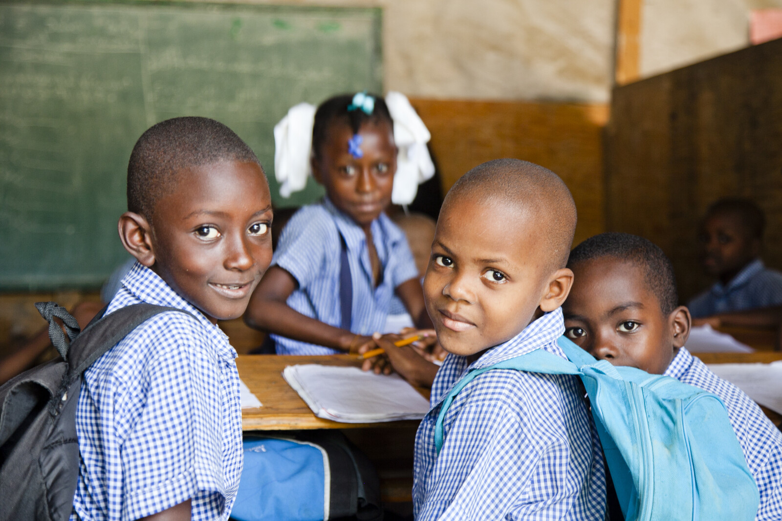 Nach dem Erdbeben in Haiti können die ersten Kinder wieder zur Schule gehen und freuen sich.