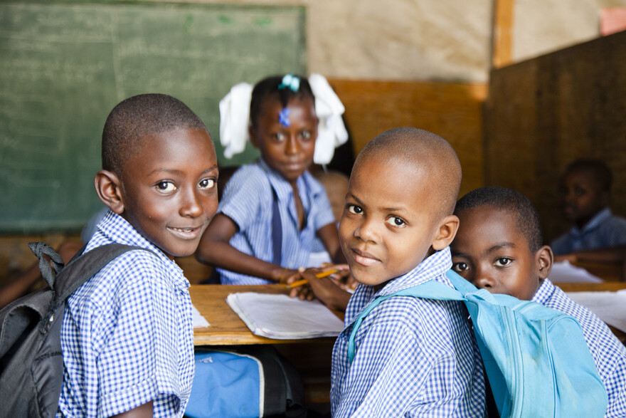 Nach dem Erdbeben in Haiti können die ersten Kinder wieder zur Schule gehen und freuen sich.