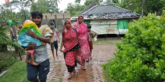In Indien bringen sich Menschen 2020 vor Zyklon Amphan in Sicherheit