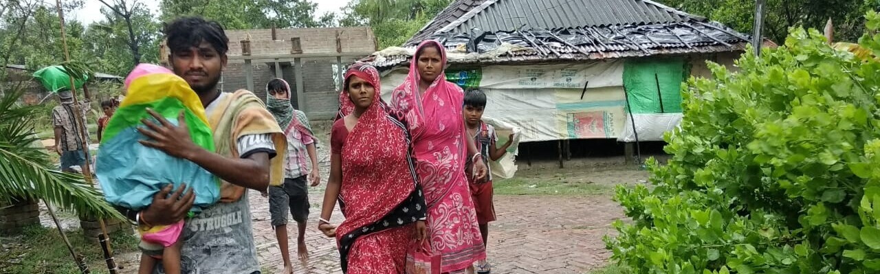 In Indien bringen sich Menschen 2020 vor Zyklon Amphan in Sicherheit