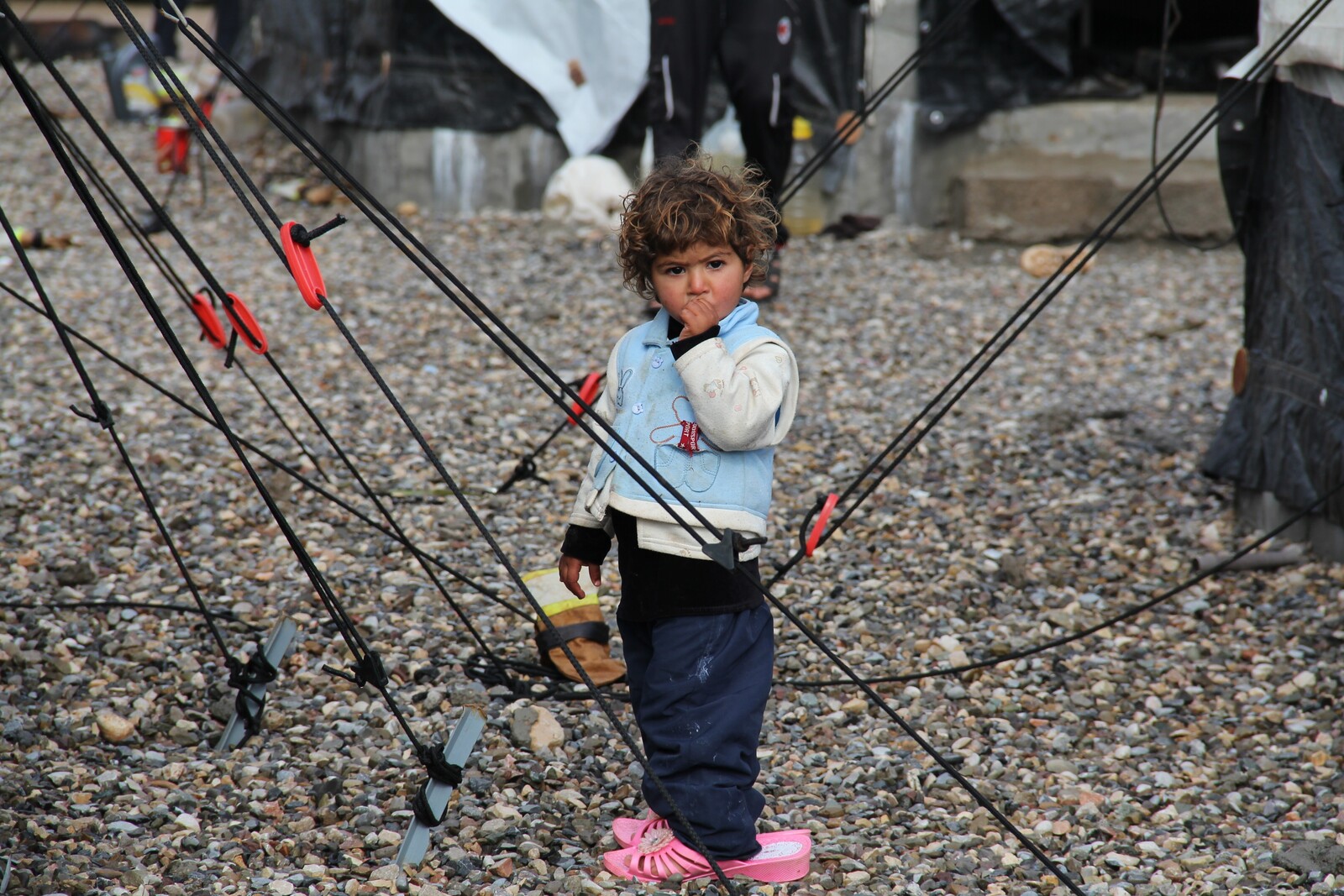Ein kleines Kind im Flüchtlingscamp