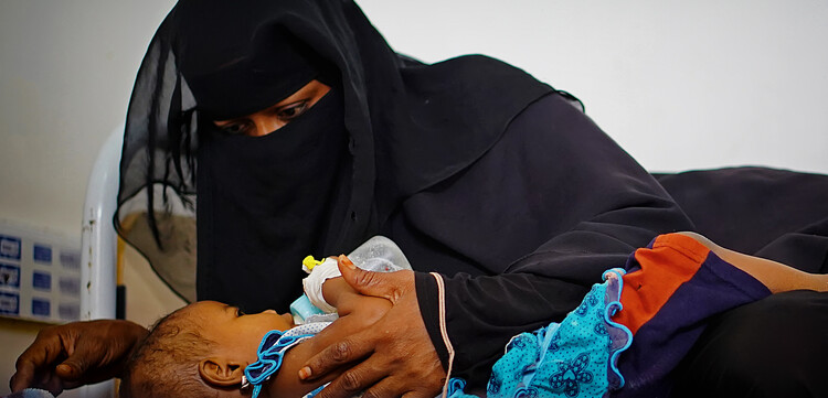Amna und ihre kleine Tochter Faiza Amna und ihre kleine Tochter Faiza