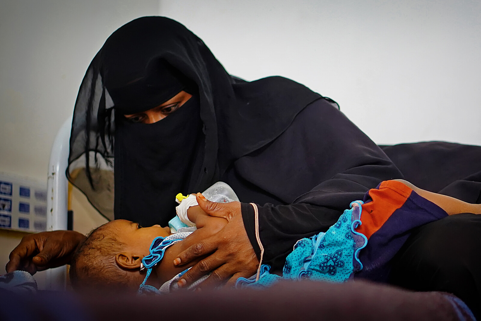 Amna und ihre kleine Tochter Faiza Amna und ihre kleine Tochter Faiza