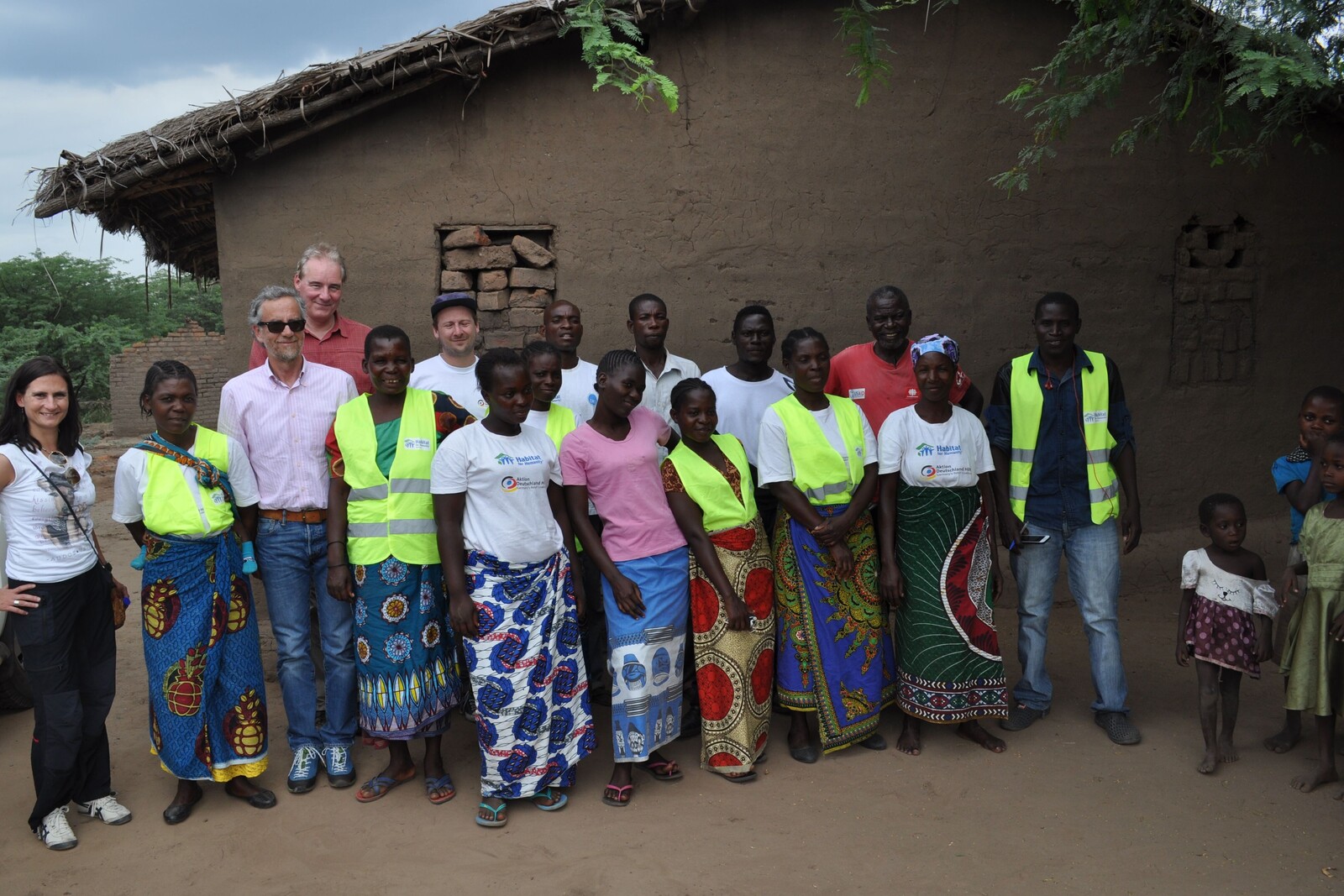 Helfer aus Malawi treffen auf das Unternehmen Kostal, welches das Hilfsprojekt finanziert