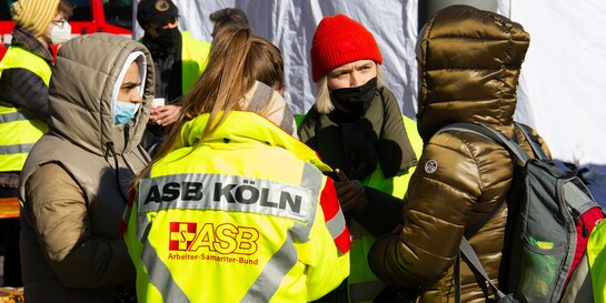 Helfer:innen des ASB im Einsatz für Geflüchtete aus der Ukraine