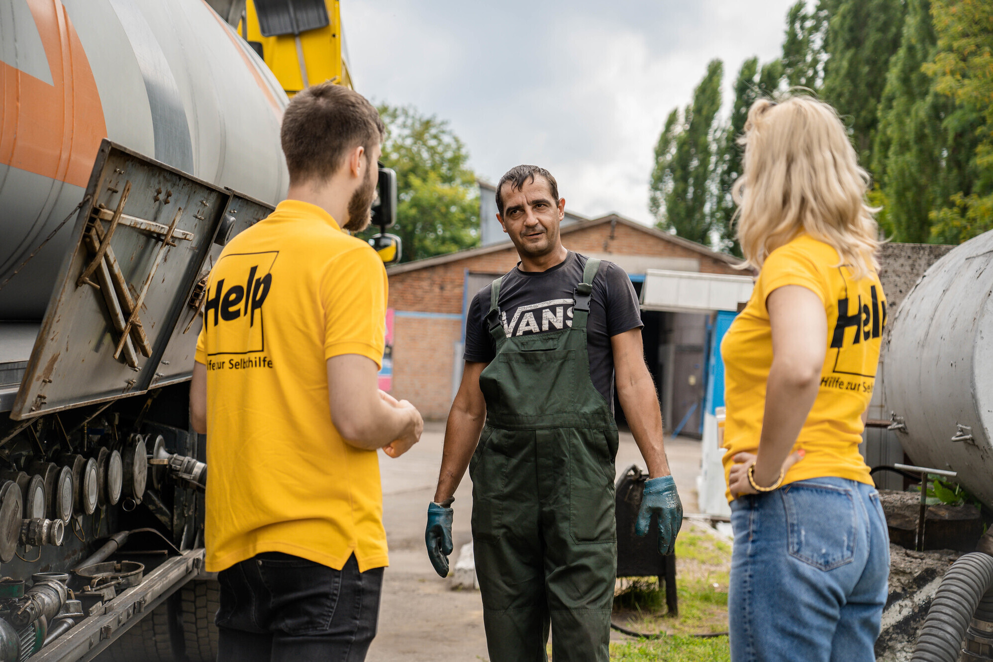 Zwei Mitarbeitende der Organisation Help - Hilfe zur Selbsthilfe in der Ukraine
