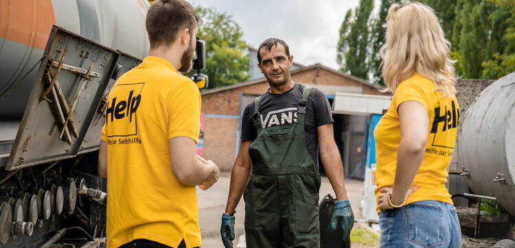 Zwei Mitarbeitende der Organisation Help - Hilfe zur Selbsthilfe in der Ukraine Zwei Mitarbeitende der Organisation Help - Hilfe zur Selbsthilfe in der Ukraine