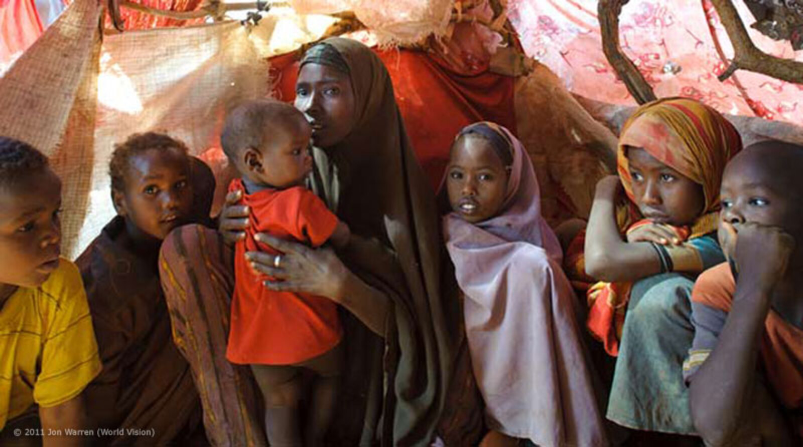 Als die Maisernte auch dieses Jahr ausfiel beschloss Hadija Hassan Abdi mit ihren Kindern in das Burtinle Camp nach Somalia zu gehen. Die Reise dauerte acht Tage und sie war gezwungen unterwegs um essen für ihre Kinder zu betteln. Sie sind seit vier Tagen