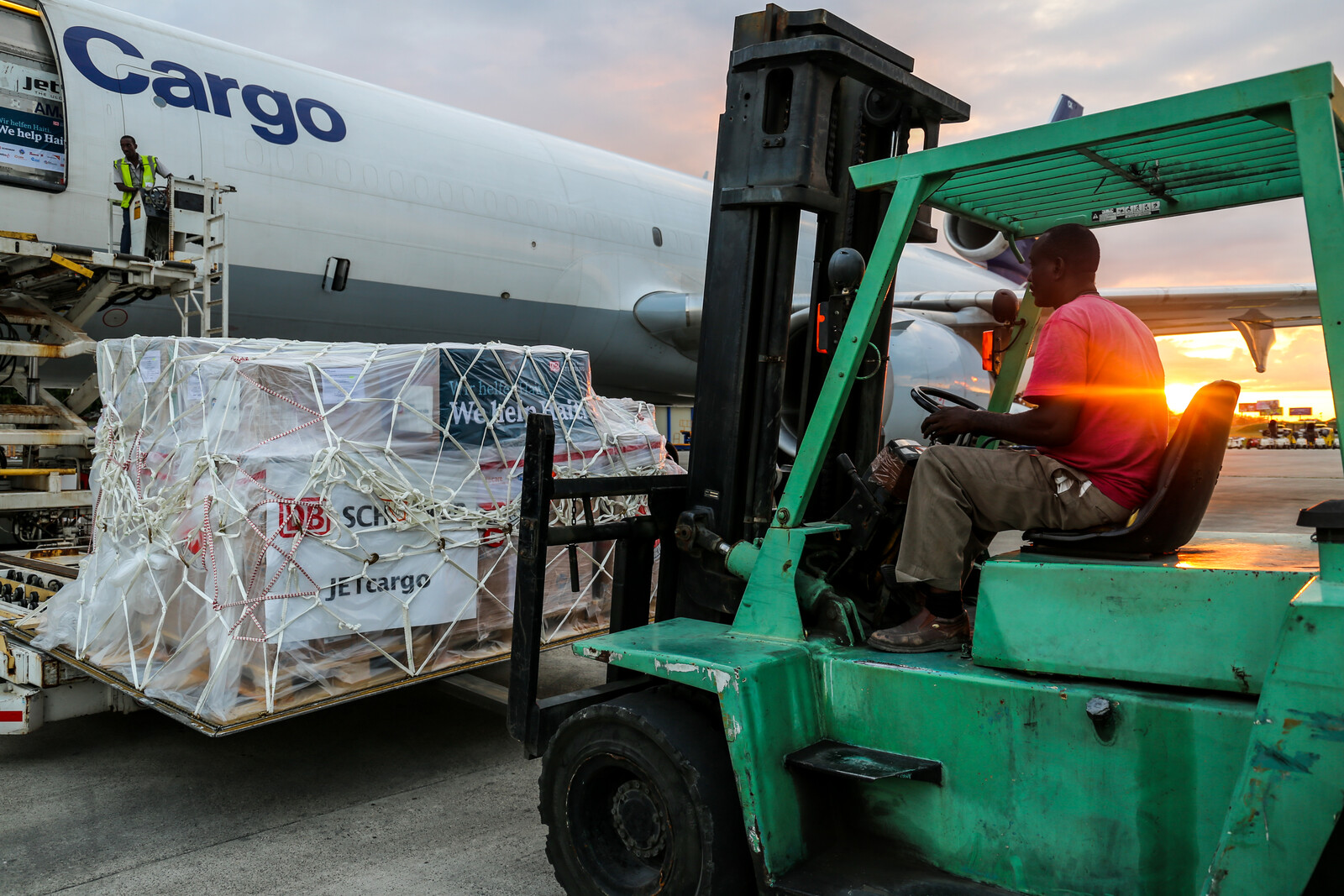 Ein Flugzeug der Lufthansa Cargo wird mit Hilfsgütern beladen.
