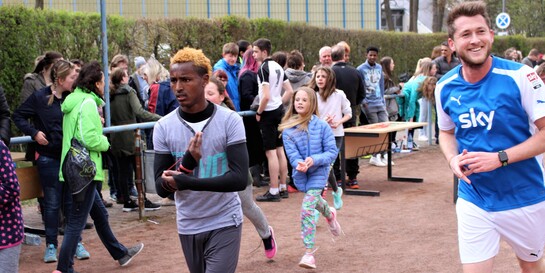 Sportlich Spenden sammeln für Menschen in Not mit einer Spendenaktion.