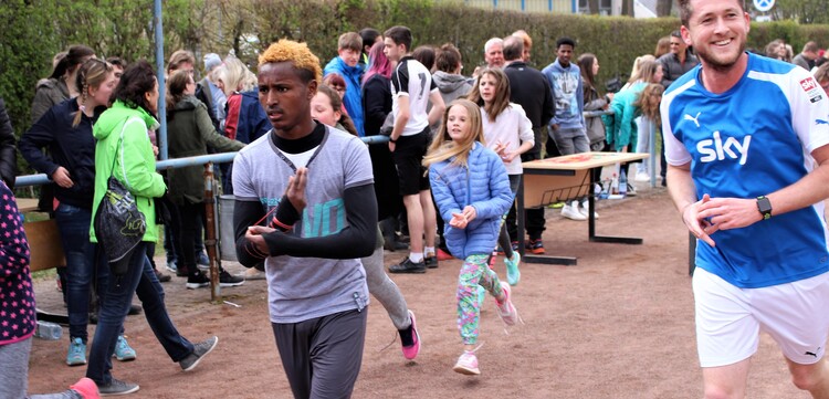 Sportlich Spenden sammeln für Menschen in Not mit einer Spendenaktion. Im März bearbeitete der Erdkunde-Leistungskurs der Jahrgangsstufe 12 unter der Leitung von Dr. Monika Weidenbach das Thema „Entwicklungs- und Schwellenländer“ und musste feststellen, dass die aktuelle Hungersnot in Ostafrika kaum in der Öffentlichkeit präsent war. Kurz entschlossen fand Dr. Monika Weidenbach in Johannes Eckstein einen Verbündeten, der mit ihr den Tag „Hilfe für Afrika“ innerhalb weniger Tage plante, organisierte und durchführte. Im Fokus stand dabei der Spendenlauf, den Dr. Weidenbach mit Torsten Scherb und Stefan Scherer organisierte. Ca. 250 Schülerinnen und Schüler inklusive der Flüchtlingsklassenschüler, Lehrerinnen und Lehrer, Vertretungs-Kräfte, Referendar/innen sowie 40 Schüler/-innen der Theodor-Heuß-Schule liefen zusammen über 1.402 km (3.500 Runden). Allein durch den Spendenlauf konnten über 7.000 Euro eingenommen werden.
Neben dem Spendenlauf wurde auch durch den Verkauf von Kaffee und Kuchen, Henna-Tattoos und durch einen Flohmarkt Geld eingenommen. Zudem wurden Spendenbuttons und Ostergeschenkkarten selbst gestaltet und verkauft sowie Flyer verteilt und ein Informationsstand mit Spendenboxen angeboten. Das große Engagement der Schülerinnen und Schüler sowie der Lehrerinnen und Lehrer wurde belohnt, so dass insgesamt eine Spendensumme von 10.872,85 Euro zugunsten der hungernden Menschen in Afrika zusammen kam.
Timo Naumann, Leiter der AG Schule gegen Rassismus/Schule mit Courage verfasste eine Petition an Bundespräsident Frank-Walter Steinmeier, verbunden mit einer Unterschriften-Sammlung und der Bitte, das Thema mehr in die Öffentlichkeit zu bringen und zu Spenden aufzurufen.
Organisatorin Dr. Monika Weidenbach zieht ein positives Resümee: „Obwohl die Aktion sehr kurzfristig geplant war, die Jahrgangsstufen 8 zum Teil im Praktikum, die 13 nach dem Abitur schon abgegangen und die Stufe 12 Kursarbeiten schrieben, war diese "kleine" Aktion ein voller Erfolg!“
Aktion Deutschland Hilft bedankt sich herzlich für das großartige Engagement alle Beteiligten!