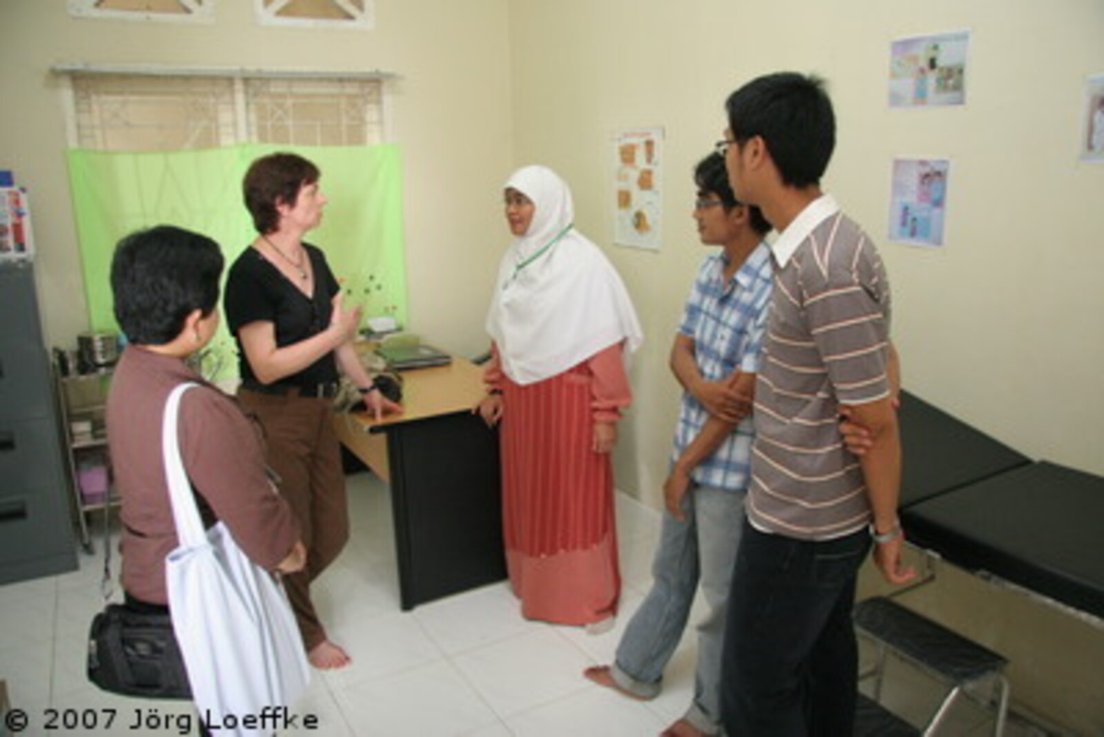 Tsunami-Hilfe Indonesien: Manuela Roßbach (Geschäftsführerin ADH) im Gespräch mit CARE-Jugendzentrum Mitarbeiter